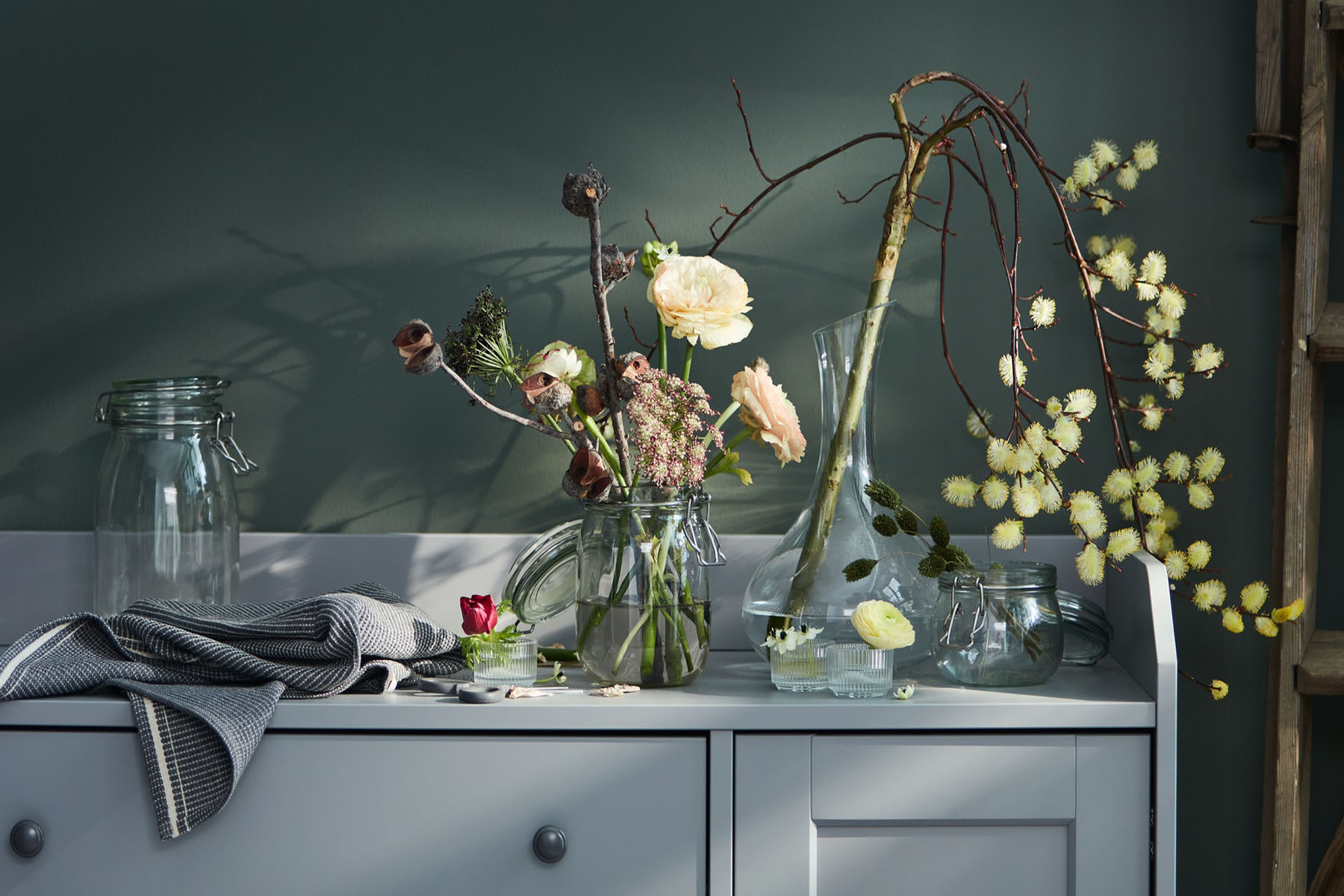 IKEA - Украса с клонки и цветя под ръка